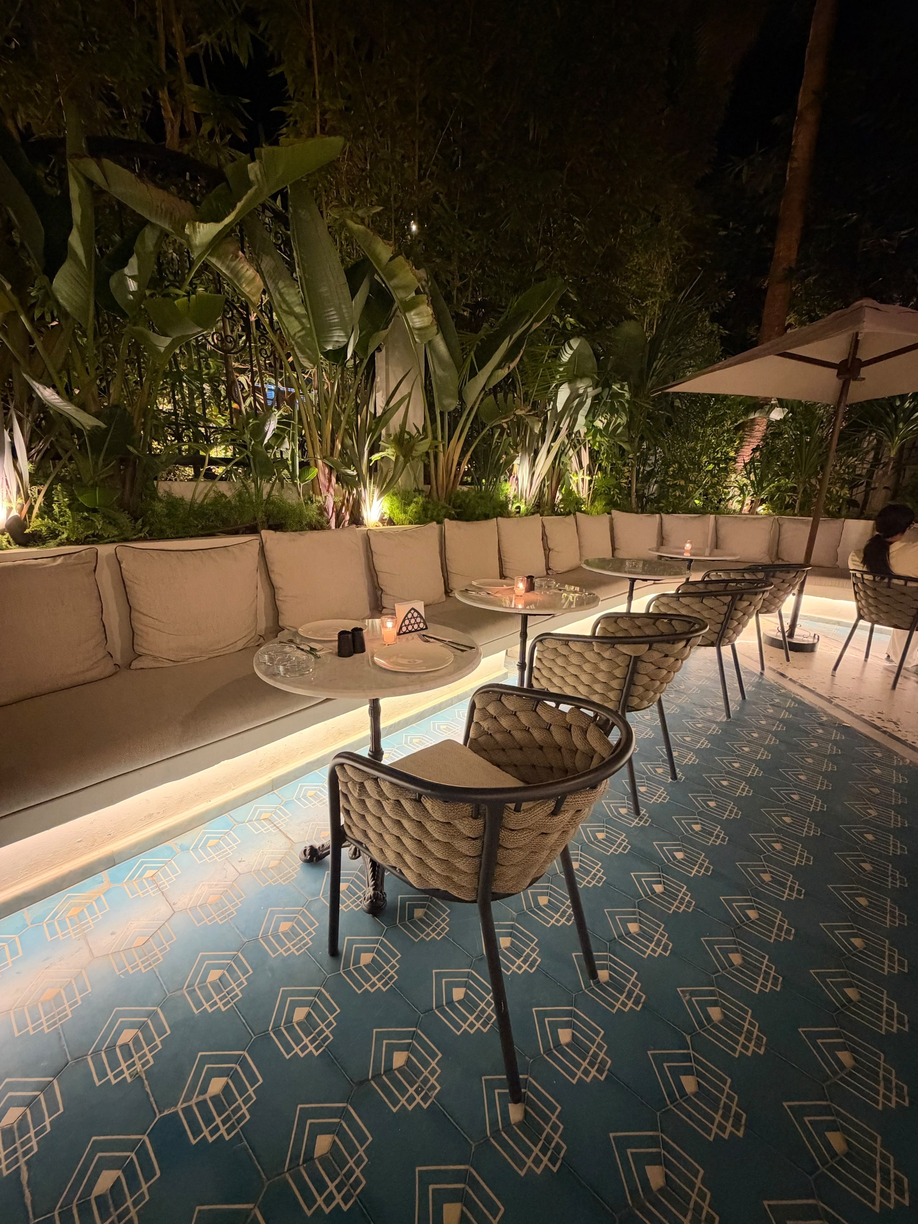 La terrasse illuminée à la nuit tombée